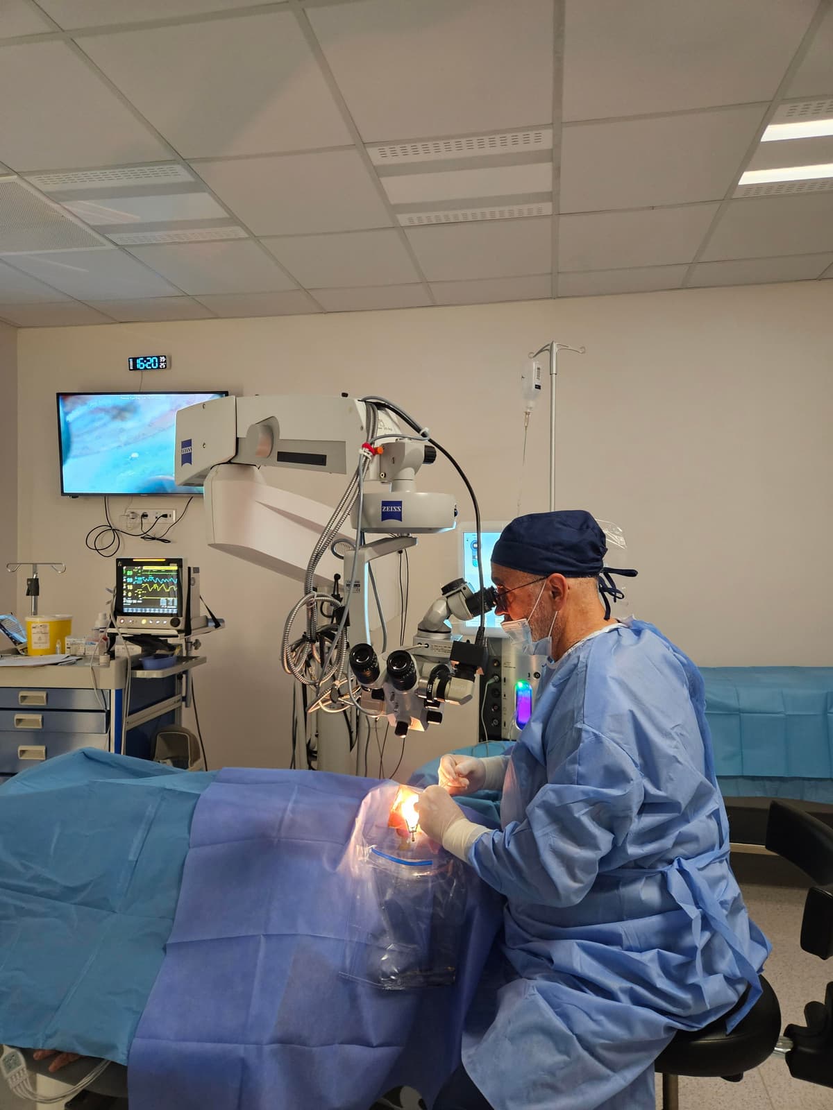 Μικροχειρουργική οφθαλμού με μικροσκόπιο Zeiss